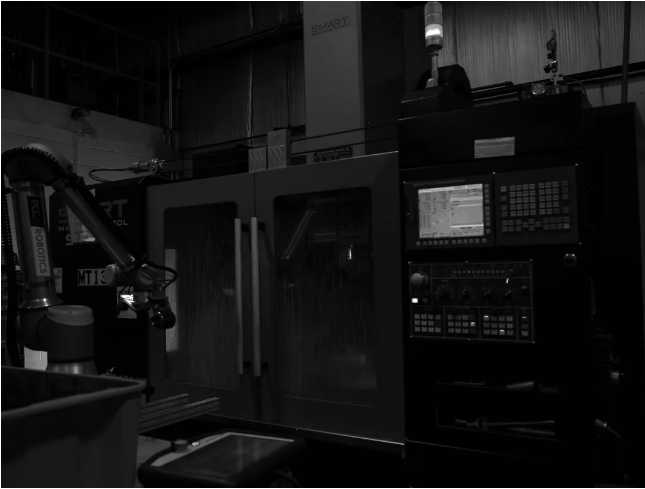 UR10e trabajando de noche